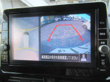 【アラウンドビューモニター装備】 バックカメラによる後方の確認だけでなく4つのカメラで真上から見ている様に周囲360度を写し出し、自車周辺の詳細な状況を確認出来ます。狭い場所での取り回しも安心です。