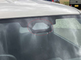 デュアルセンサーブレーキサポートⅡ フロントガラス上部にあるセンサー部です。単眼カメラとレーダーで車両前方の状況を検知し各種制御を行います。衝突被害軽減ブレーキ・誤発進抑制機能 等