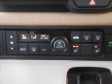 オートエアコンを標準装備。温度設定をしておけば風量・吹出し口を自動で調整してくれます。2段階の温度調整ができる運転席・助手席シートヒーターも装備しているので、冬場のドライブも快適です。