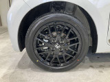 アルミホイール付!鉄ホイールと違って軽いので燃費にも影響してきます。ガソリンの高騰に少しは貢献します!デザインもさり気なく、スタイリッシュな感じとなっています。