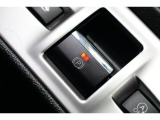 電動パーキングブレーキを採用。指で軽く引き上げればパーキングブレーキが掛かり、押すと解除ができます。