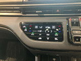 プラズマクラスター搭載フルオートエアコンディショナーとなっております。運転席と助手席でそれぞれで温度設定ができますので、快適にドライブをすることができます。