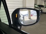 スマートリヤビューミラーは、リヤゲートガラスの内側に取り付けたカメラの映像をルームミラーに表示する機能です!!