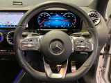 ステアリング周りもご覧の通り。ステアリングスイッチで簡単にオーディオ操作やメーターディスプレイに表示される各種インフォメーションの表示変更が可能。また、背面にはパドルシフトが備っております。