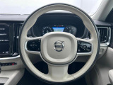 オートクルーズステアリングアシストオーディオの調整もステアリングで操作が可能です。手にしっかり馴染むボルボのステアリング。高級感がありながら、とても運転しやすいのが特長です