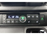 ★エアコンはオートタイプが装着済みです!オートモードにしておけば、車内温度を設定するだけで風の料や吹き出し口の切り替えを機械が行ってくれます!一年中快適な環境を作れますよ♪