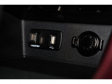 小物の収納に便利なセンタートレイには携帯等のデバイスの充電可能なUSB出力電源付です。(HDMI付き)