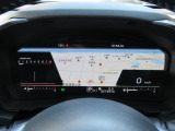 運転に必要な情報をグラフィカルに表示し、少ない視線移動で瞬時に認識できる先進的な液晶メーター。こちらはナビゲーション情報と連携する「地図画面」になります。