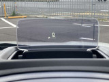 ヘッドアップディスプレイは必要な情報を運転視界で確認できます。お好みで格納・展開が可能です。