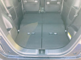 リアシ-トを使用しないときは、座席を倒せばさらに広々ラゲッジスぺ-スの出来上がりです。たくさんの荷物が積みこみ可能です!