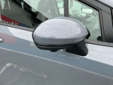 サイドターンランプ付電動格納式リモコンカラードドアミラー。