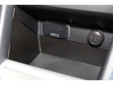 小物の収納に便利なセンタートレイには携帯等のデバイスの充電可能なUSB出力電源付です。