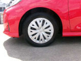 純正スチールホイール&ホイールキャップで足元もすっきりです。