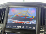 【バックガイドモニター】車両後方の映像をナビ画面に表示し、駐車などの後退操作をサポートします。