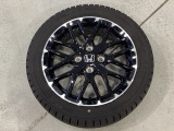 当社にてデモ走行時に装着していたワンシーズン使用の中古スタットレスタイヤ+ホイール4本セットを用意致しました。(2025年製、タイヤ+ホイールは現状渡し、保証対象外です)