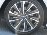 純正18インチアルミホイール。 タイヤサイズは225/45R18