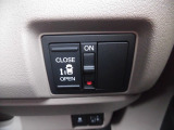 狭い駐車場や壁際でもドアをぶつける心配が少なく開けられる両側スライドドアです。助手席側は電動で、開閉操作も楽々です!