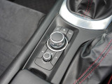 マツダコネクトを操作するコマンダーコントロールです。運転中に自然と手の触れる位置に配置されています。