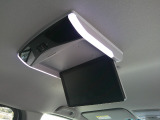 フリップダウンモニターを装備しております。