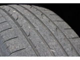 タイヤの残り溝の状態の写真、当店での実測で4mmほどの残り溝です