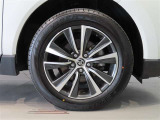 純正のアルミホイール装着車です。タイヤサイズは225/60R18です。