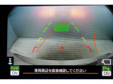 後方の視認性を高めるリアビューカメラを装備。ガイドラインはステアリングの動きと連動しますのでよりスムーズな車庫入れが行えます。