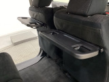 運転席・助手席の背もたれには、2列目シート用にカップホルダー付きの「格納式のシートバックテーブル」を装備しています。休憩時のちょっとした時間などカップを置いたり、小物置きに使えて便利です。
