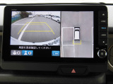 マルチビューカメラを装備しています。車両前後左右に装備した4個のカメラで上空から見下ろしたように路面を映し出す「グラウンドビュー」などの高精細な映像をボタン操作で状況に応じナビ画面に表示します。