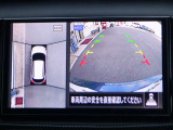 【インテリジェントアラウンドビュ-モニタ-】駐車中のクルマを、上空から見下ろしているかのような映像にして表示します。ひと目で周囲の状況がわかるため、スムースに駐車できます。