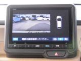 リバース時にはリアカメラにより後方の確認も可能です。「ノーマル・ワイド・トップダウンビュー」の3つから状況に合わせて切り替え可能です。