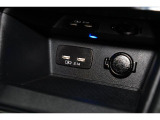 小物の収納に便利なセンタートレイには携帯等のデバイスの充電可能なUSB出力電源付です。