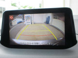 カラーで後方映像をモニターに映し出してくれるので、ショッピングモールのような狭い駐車場であったとしても障害物を見つけ、楽々駐車することができますね。
