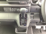 足元スッキリ、インパネシフトです。パーキングブレーキは電子制御パーキングブレーキタイプなので、運転席と助手席の間がスッキリしています。