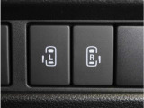 【両側電動スライドドア】ボタンを押すだけでスライドドアの開閉が可能。もちろんキーからの操作も可能。お子様を抱いている時・両手いっぱいの荷物を持っている時など非常に役立ちます。