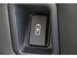 運転席と助手席の背面にUSBチャージャーを装備。2列目シートに座ったまま、スマートフォンなどの充電が行え非常に重宝します。