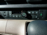オートエアコン装備。温度設定をしておけば風量・吹出し口を自動で調整してくれるので車内はいつも快適です。