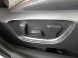 パワーシート搭載。微妙な調整が手軽にでき、快適なシートポジションで運転することが可能です。