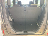 フル乗車でもしかっり荷物を収納できるラゲッジスぺ-スです。普段の買い物でもしかっり積める十分な荷室スペ-スが確保されています。