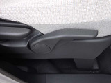運転席は上下調節可能なリフター機能付き。