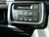 オートエアコン装備。温度設定をしておけば風量・吹出し口を自動で調整してくれるので車内はいつも快適です。