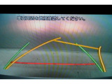 後方の視認性を高めるリアビューカメラを搭載。ガイドラインはステアリングの動きと連動しますのでよりスムーズな車庫入れが行えます。