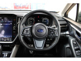 ステアリングはドライバーの手に馴染むレザー巻き!ステアリングの裏側には7速マニュアルモードを操作するパドルシフトが付いておりエンジンブレーキの使用やスポーティな走りをする際に使用します