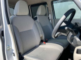 前席周辺です。ガラスエリアが広く運転もしやすく、見晴らしのいい運転席です。