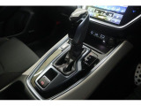 シフト操作部分はピアノブラック調のパネルとシフトブーツ仕様になっており、高級感があります。