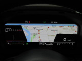 運転に必要な情報をグラフィカルに表示し、少ない視線移動で瞬時に認識できる先進的な液晶メーター。こちらはナビゲーション情報と連携する「地図画面」になります。
