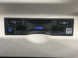 ETC2.0は、車の走行データを活用して高速料金支払いに加え、渋滞回避支援や安全運転支援など高度な道路サービスを提供する次世代型ETCシステムです。