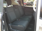 後席は座り心地のいいシート!3人掛けシート!