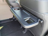 後席用ドリンクホルダーを両席とも装備してますので、飲み物をこぼしにくい!