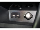 小物の収納に便利なセンタートレイには携帯等のデバイスの充電可能なUSB出力電源付です。