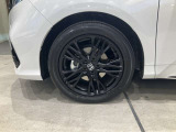 アルミホイール付!鉄ホイールと違って軽いので燃費にも影響してきます。ガソリンの高騰に少しは貢献します!デザインもさり気なく、スタイリッシュな感じとなっています。
